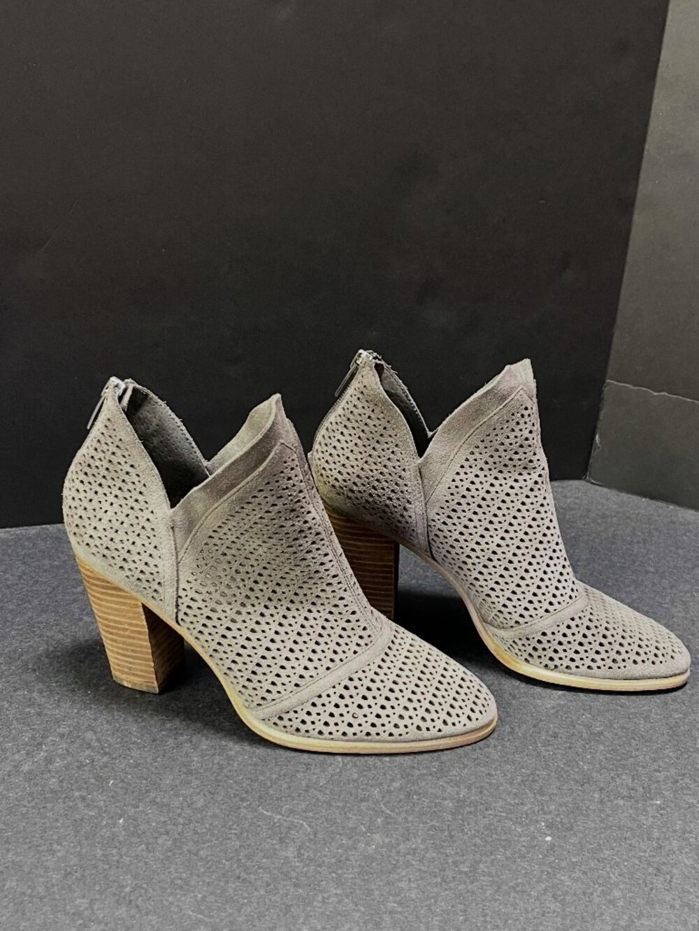 Vince Camuto - Flunna Perforated Bootie - Sz 8
